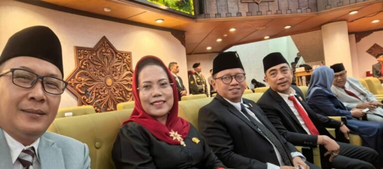 SURABAYA | JATIMSATUNEWS.COM – Momentum HUT ke-81 RI menjadi ruang refleksi bagi DPRD Jawa Timur untuk melihat kembali sejumlah persoalan yang masih dihadapi masyarakat. Mulai dari kekerasan terhadap perempuan dan anak, dampak penggunaan gadget pada anak, ancaman PHK, perubahan iklim, hingga kondisi UMKM menjadi perhatian. DPRD Jatim Soroti Kekerasan terhadap Perempuan dan Anak Salah satu persoalan yang mendapat perhatian serius adalah kekerasan terhadap perempuan dan anak. Ironisnya, tindakan tersebut masih dapat terjadi di lingkungan yang seharusnya menjadi tempat paling aman, seperti rumah dan sekolah. Ketua Komisi E DPRD Jatim, Sri Untari, menilai perlindungan terhadap perempuan dan anak membutuhkan keterlibatan banyak pihak, bukan hanya pemerintah. “Rumah dan sekolah yang dianggap aman ternyata masih terdapat hal demikian. Diperlukan komitmen seluruh komponen untuk menjaga dan mengawasi agar tumbuh kembang anak dan perempuan terjamin,” tegas Sri Untari. Menurutnya, pengawasan harus dilakukan secara berkelanjutan, baik oleh keluarga, sekolah maupun lingkungan sekitar. Dengan begitu, potensi kekerasan dapat dikenali dan dicegah sedini mungkin. Paparan Digital pada Anak Juga Jadi Perhatian Persoalan yang dihadapi anak saat ini tidak hanya berkaitan dengan kekerasan fisik. Penggunaan perangkat digital tanpa pendampingan juga menjadi perhatian tersendiri. Dalam rapat kerja bersama RSJ Menur, DPRD Jatim menemukan adanya laporan mengenai anak usia dini di Jawa Timur yang mengalami persoalan kesehatan mental hingga perilaku yang dinilai mengkhawatirkan akibat paparan gadget dan konten digital. Sri Untari menilai keluarga memiliki peran penting dalam mengawasi penggunaan perangkat digital oleh anak. “Yang paling memprihatinkan adalah ketika anak umur 5 tahun sudah menunjukkan ketergantungan pada hal-hal terkait seks. Keluarga adalah benteng utama untuk mengurangi proses ini, didukung oleh lingkungan sekolah serta edukasi yang terus-menerus,” ungkapnya. Karena itu, pendampingan orang tua dan edukasi digital dinilai perlu diperkuat agar anak tidak menerima informasi yang belum sesuai dengan usia dan perkembangan mereka. DPRD Jatim Waspadai Ancaman PHK Selain persoalan sosial, DPRD Jatim juga menyoroti kondisi ketenagakerjaan di Jawa Timur. Ancaman pemutusan hubungan kerja atau PHK menjadi salah satu persoalan yang perlu diantisipasi pemerintah. Berdasarkan laporan awal yang diterima Disnakertrans Jawa Timur, sekitar 2.000 pekerja disebut berada di ambang PHK. Jumlah tersebut berpotensi bertambah karena masih terdapat perusahaan yang belum menyampaikan laporan. Sri Untari mendorong Disnakertrans Jawa Timur bersama pemerintah kabupaten dan kota memperkuat pengawasan terhadap kondisi perusahaan, khususnya di kawasan industri. Menurutnya, langkah mitigasi perlu dilakukan lebih awal agar persoalan PHK tidak semakin berdampak terhadap pekerja dan perekonomian masyarakat. Perubahan Iklim dan Risiko Kebakaran Hutan Persoalan lingkungan juga menjadi bagian dari perhatian DPRD Jatim. Perubahan iklim dinilai turut meningkatkan risiko kebakaran hutan dan lahan, terutama di kawasan pegunungan. Gunung Bromo dan sejumlah kawasan pegunungan lainnya di Jawa Timur menjadi wilayah yang perlu mendapat perhatian dalam upaya mitigasi. Sri Untari meminta BPBD Jawa Timur lebih proaktif menggandeng pemerintah daerah serta akademisi, termasuk pakar kehutanan dari perguruan tinggi, untuk menyusun langkah mitigasi yang tidak hanya bersifat sementara. Menurutnya, penanganan bencana perlu diarahkan pada upaya pencegahan dan pengurangan risiko secara jangka panjang. DPRD Jatim Dorong UMKM Tetap Bertahan Di tengah kondisi ekonomi dan daya beli masyarakat yang belum sepenuhnya pulih, keberadaan UMKM juga menjadi perhatian. Sri Untari menilai UMKM tetap memiliki posisi penting sebagai penopang ekonomi kerakyatan. Karena itu, iklim usaha yang kondusif perlu terus dijaga agar pelaku usaha kecil dapat bertahan sekaligus berkembang. Dukungan terhadap UMKM, kata dia, tidak hanya berkaitan dengan bantuan modal, tetapi juga akses pasar, pendampingan dan kepastian lingkungan usaha. Momentum HUT ke-81 RI, menurutnya, harus menjadi pengingat bahwa pembangunan tidak hanya berbicara mengenai pertumbuhan ekonomi, tetapi juga tentang memastikan masyarakat merasa aman, memperoleh kesempatan bekerja dan memiliki lingkungan yang mendukung kehidupan yang lebih baik. “Dirgahayu Republik Indonesia ke-81. Indonesia Berdaulat, Indonesia Makmur,” tutup Sri Untari.