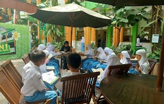 Di Antara Pengabdian dan Ketidakpastian: Refleksi Guru Madrasah dalam Merawat Ruh Pendidikan