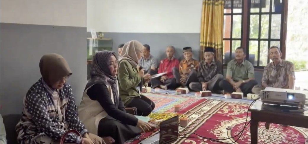 Suasana diskusi dan kolaborasi antara tim peneliti (UPN “Veteran” Jawa Timur dan UNESA) bersama Kelompok Tani Mugi Lestari membahas penerapan teknologi berkelanjutan guna memperkuat daya saing agroindustri Kopi Kare di Kabupaten Madiun.