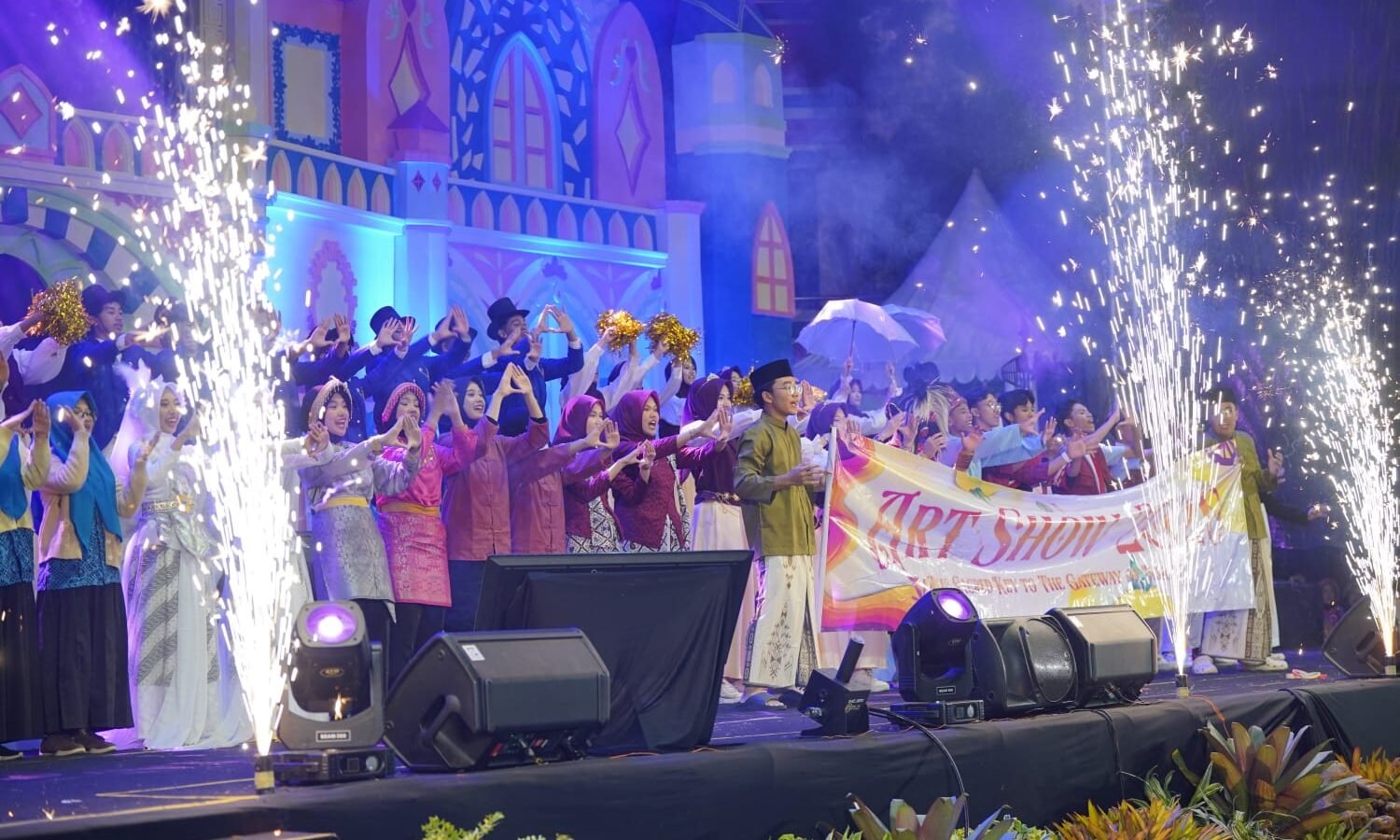 Kemeriahan aksi panggung para siswa dalam balutan kostum dan tata cahaya spektakuler pada malam puncak Art Show 2026.