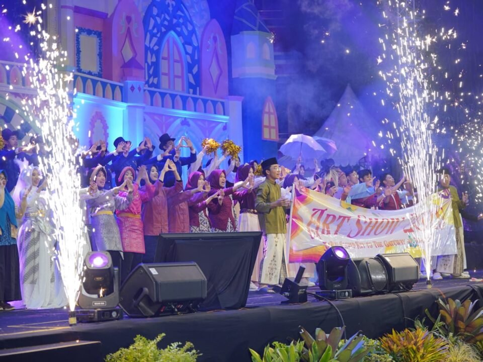 Kemeriahan aksi panggung para siswa dalam balutan kostum dan tata cahaya spektakuler pada malam puncak Art Show 2026.