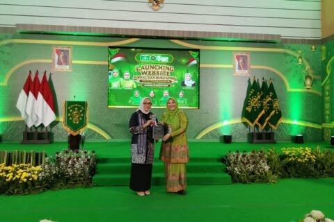 Ketua APMNU Prof. Dr. Hj. Amany Burhanuddin Umar Lubis, M.A (kanan), saat menyerahkan cinderamata dalam momentum peluncuran Website, Jurnal, dan Buku APMNU yang menjadi rangkaian khidmah APMNU pada perhelatan Muktamar NU ke-35 di Jombang, Kamis (27/8/2026).