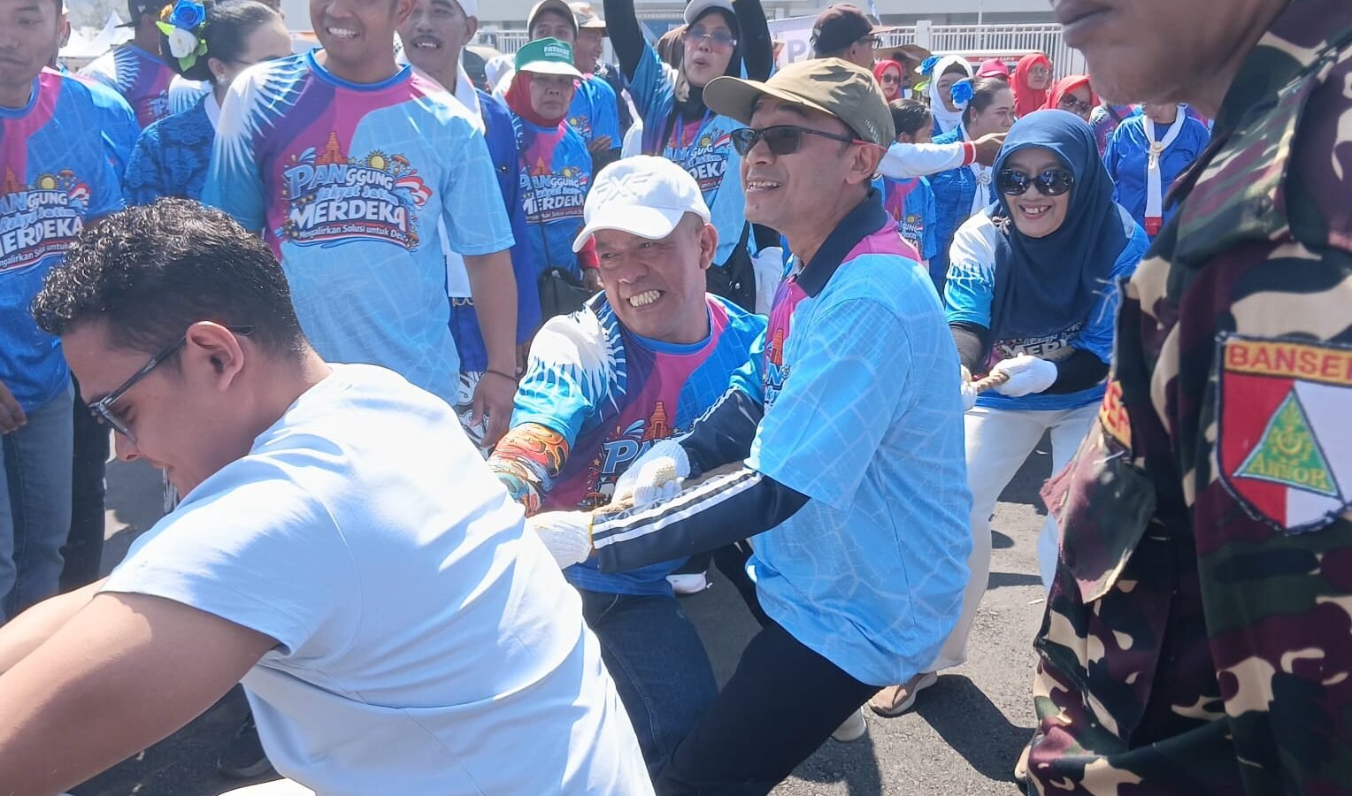 H Makhrus Sholeh (topi coklat) ikut lomba tarik tambang