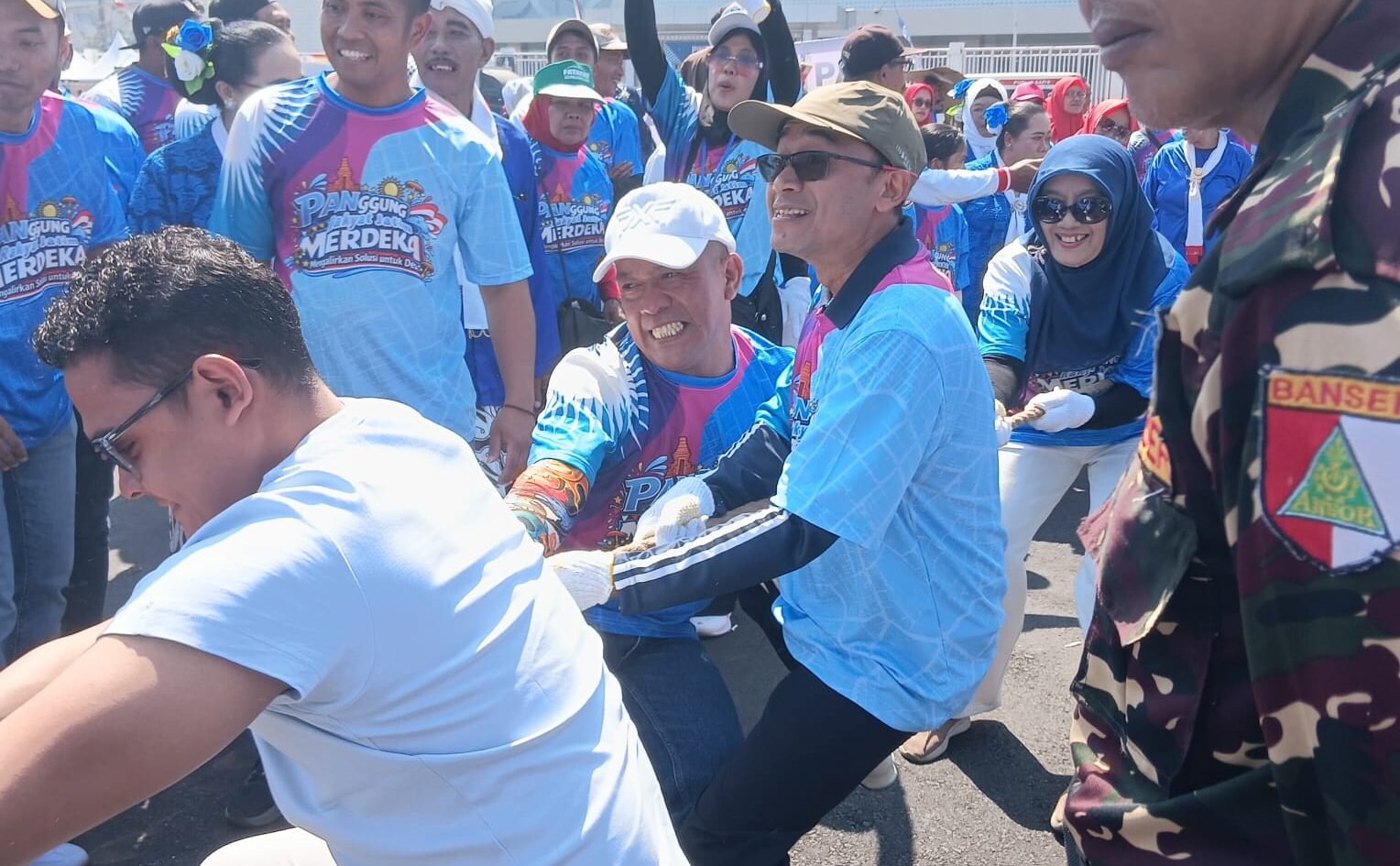 H Makhrus Sholeh (topi coklat) ikut lomba tarik tambang