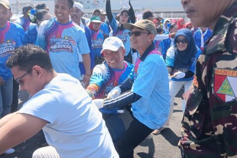 H Makhrus Sholeh (topi coklat) ikut lomba tarik tambang