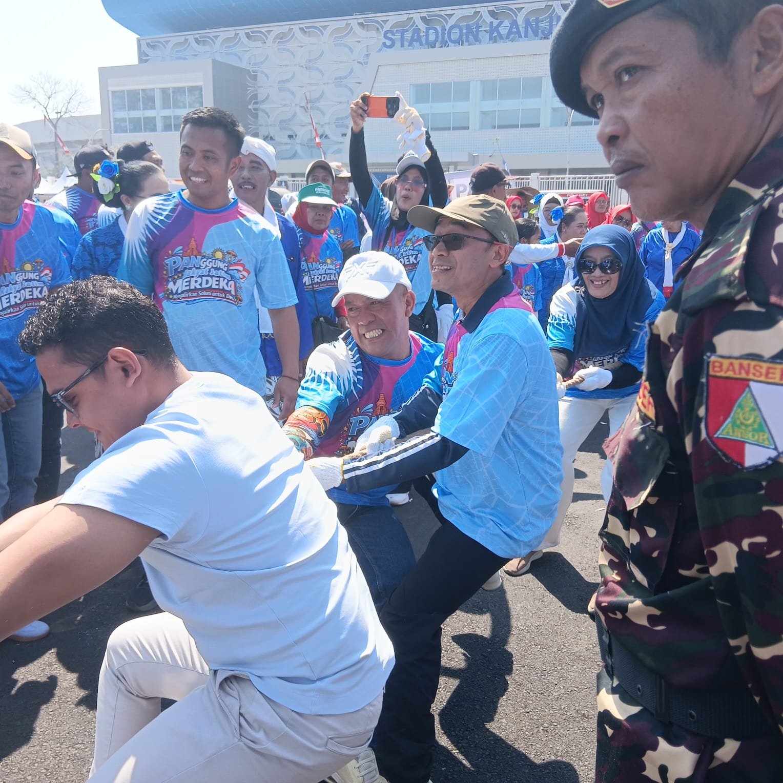 H Makhrus Sholeh (topi coklat) ikut lomba tarik tambang