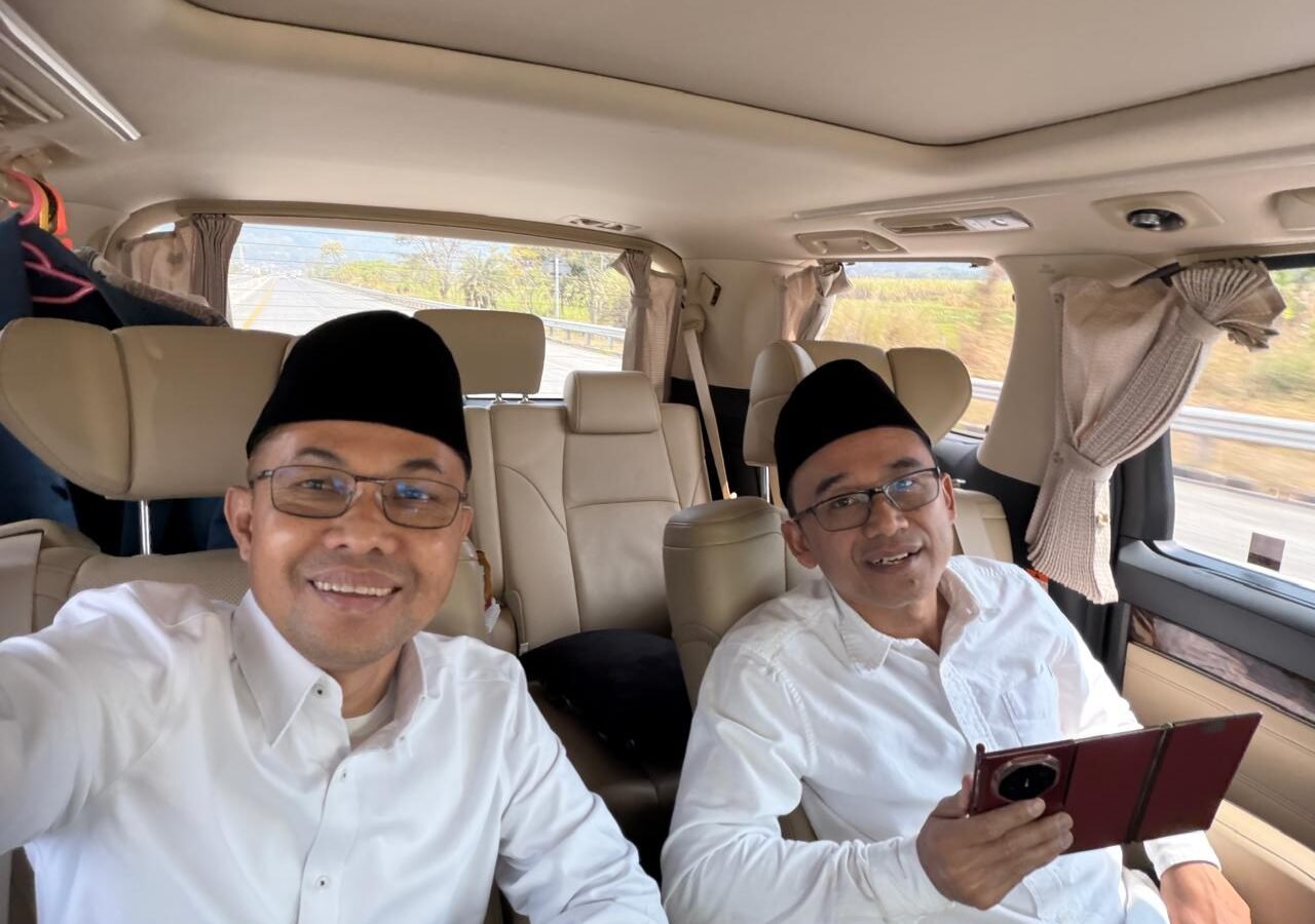 Sekjen DPP APERSI H. Makhrus Sholeh (kiri) bersama Bendahara DPP APERSI Jatim Andi Sayuti saat dalam perjalanan menghadiri pembukaan Muktamar NU ke-35 di Jombang sebagai bentuk khidmah kepada kiai.