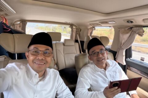 Sekjen DPP APERSI H. Makhrus Sholeh (kiri) bersama Bendahara DPP APERSI Jatim Andi Sayuti saat dalam perjalanan menghadiri pembukaan Muktamar NU ke-35 di Jombang sebagai bentuk khidmah kepada kiai.