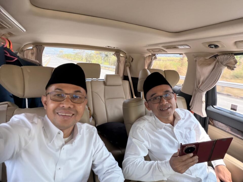 Sekjen DPP APERSI H. Makhrus Sholeh (kiri) bersama Bendahara DPP APERSI Jatim Andi Sayuti saat dalam perjalanan menghadiri pembukaan Muktamar NU ke-35 di Jombang sebagai bentuk khidmah kepada kiai.