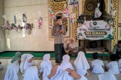 Ustaz Fajrul tengah menyampaikan Mauidhoh Hasanah di hadapan para santri TPA Almaas Bojonegoro yang duduk rapi menyimak tausiyah dalam peringatan Maulid Nabi Muhammad SAW 1448 H.