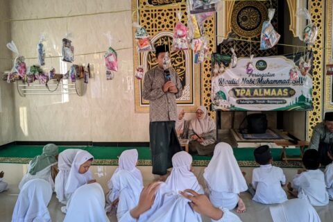 Ustaz Fajrul tengah menyampaikan Mauidhoh Hasanah di hadapan para santri TPA Almaas Bojonegoro yang duduk rapi menyimak tausiyah dalam peringatan Maulid Nabi Muhammad SAW 1448 H.