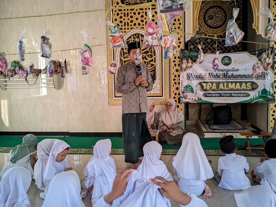Ustaz Fajrul tengah menyampaikan Mauidhoh Hasanah di hadapan para santri TPA Almaas Bojonegoro yang duduk rapi menyimak tausiyah dalam peringatan Maulid Nabi Muhammad SAW 1448 H.