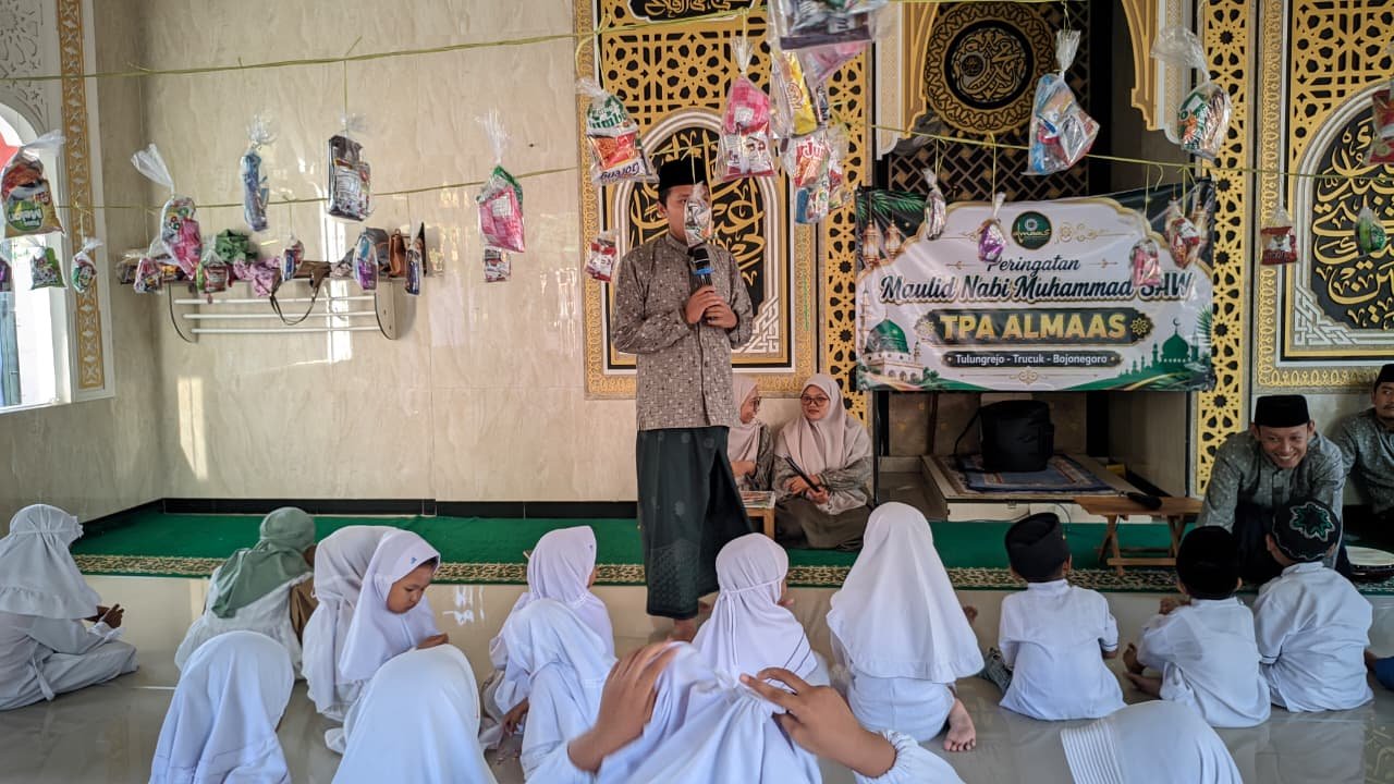 Ustaz Fajrul tengah menyampaikan Mauidhoh Hasanah di hadapan para santri TPA Almaas Bojonegoro yang duduk rapi menyimak tausiyah dalam peringatan Maulid Nabi Muhammad SAW 1448 H.