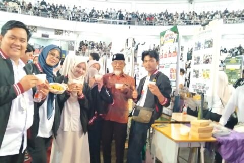 Mahasiswa dengan DPL Pujon H Junaidi