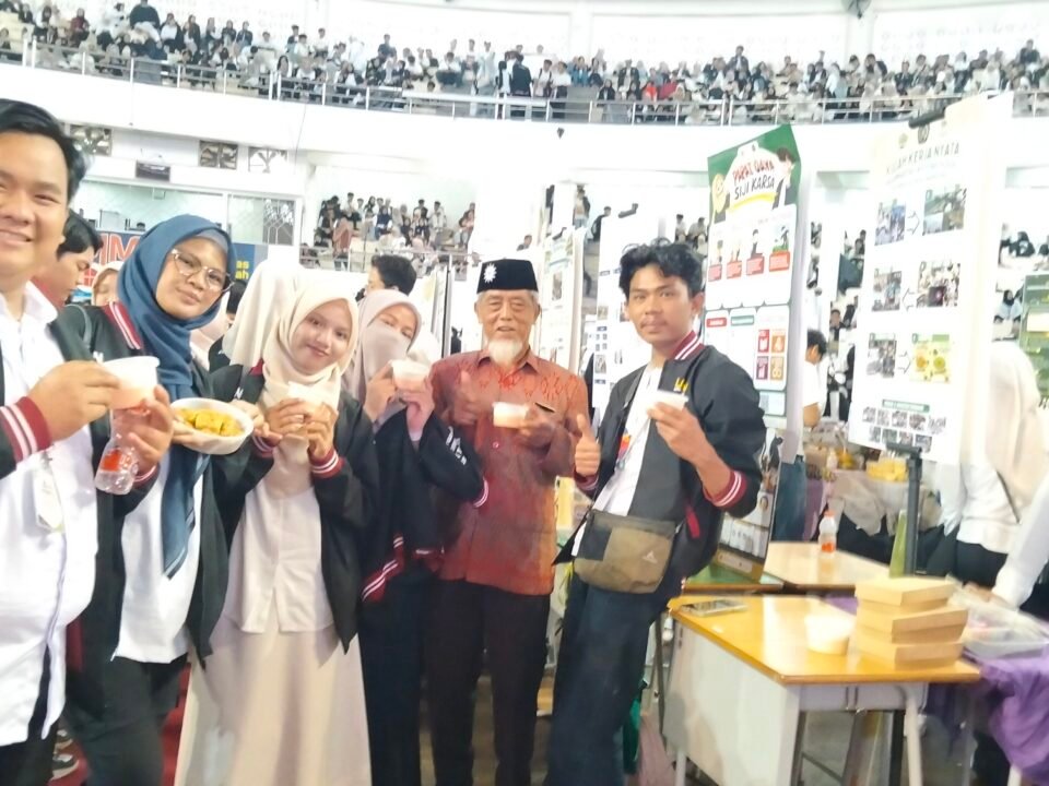Mahasiswa dengan DPL Pujon H Junaidi
