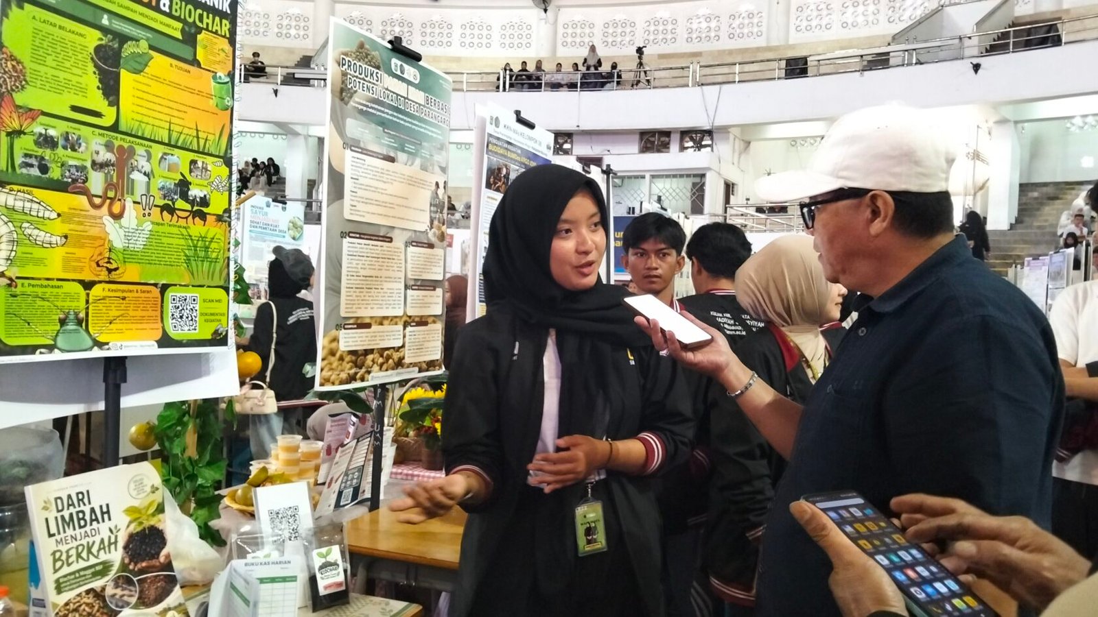 Imelda Friska Amelia mahasiswa UMLA sedang menjelaskan pada wartawanSisa kayu dan bubuk kayu kemudian dikembangkan menjadi biokar
