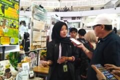 Imelda Friska Amelia mahasiswa UMLA sedang menjelaskan pada wartawanSisa kayu dan bubuk kayu kemudian dikembangkan menjadi biokar