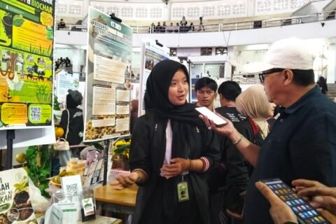 Imelda Friska Amelia mahasiswa UMLA sedang menjelaskan pada wartawanSisa kayu dan bubuk kayu kemudian dikembangkan menjadi biokar