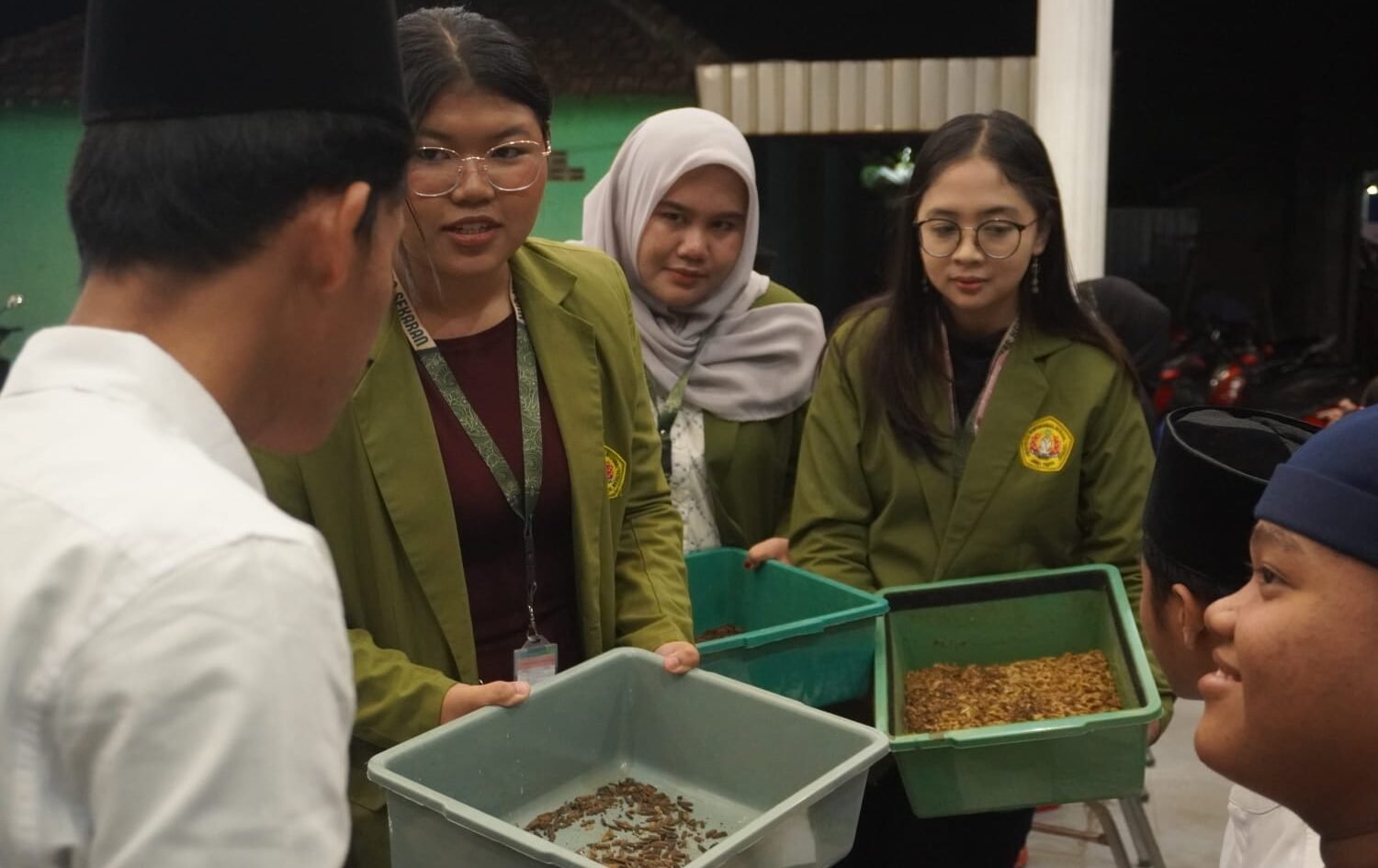 Mahasiswa KKN 60 Desa Sekaran menunjukkan larva Maggot lalat BSF pada saat kegiatan Sosialisasi Maggot di Balai Desa Sekaran, Kecamatan Kasiman, Kabupaten Bojonegoro. (Dokumentasi Tim PDD KKN 60 Sekaran)