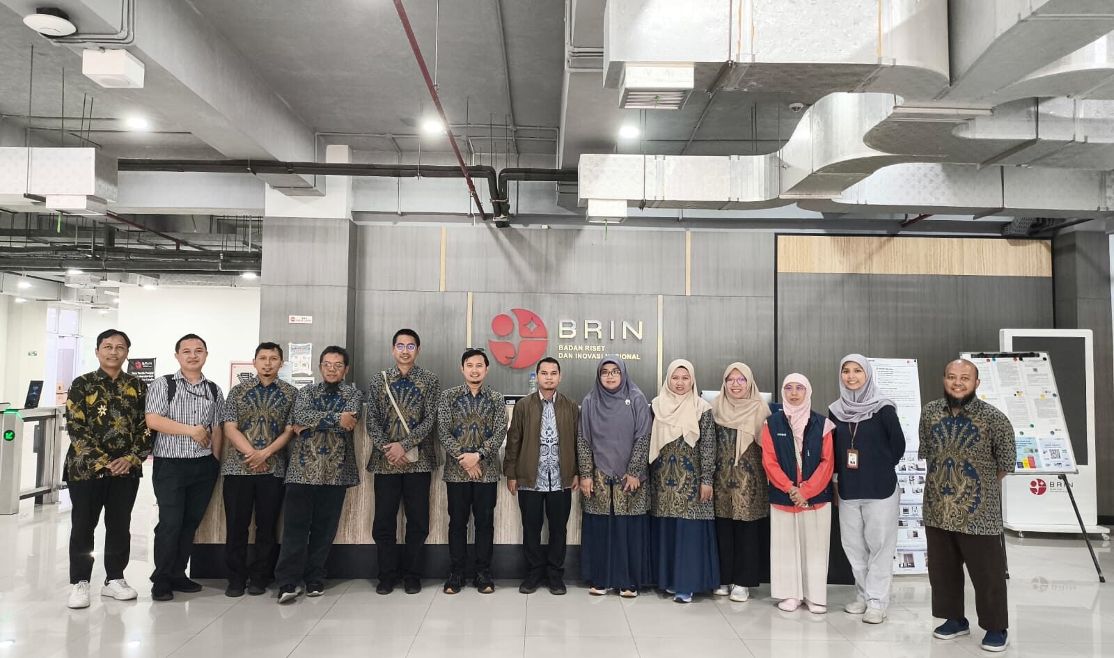 Tim peneliti Universitas Brawijaya berfoto bersama jajaran Pusat Riset Sistem Nanoteknologi BRIN saat kunjungan fasilitas laboratorium untuk pengembangan material berbasis biomassa