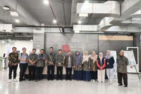 Tim peneliti Universitas Brawijaya berfoto bersama jajaran Pusat Riset Sistem Nanoteknologi BRIN saat kunjungan fasilitas laboratorium untuk pengembangan material berbasis biomassa