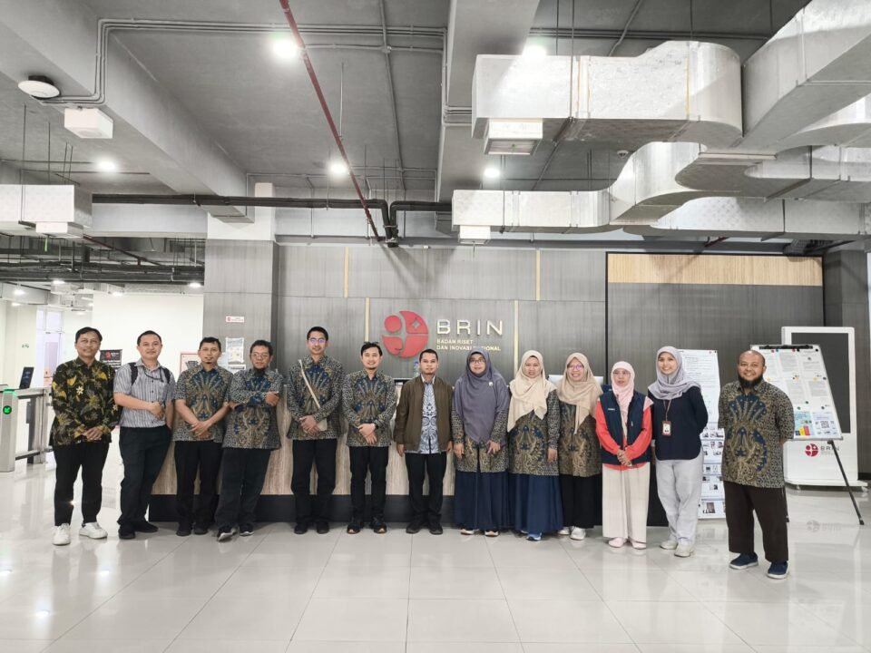 Tim peneliti Universitas Brawijaya berfoto bersama jajaran Pusat Riset Sistem Nanoteknologi BRIN saat kunjungan fasilitas laboratorium untuk pengembangan material berbasis biomassa