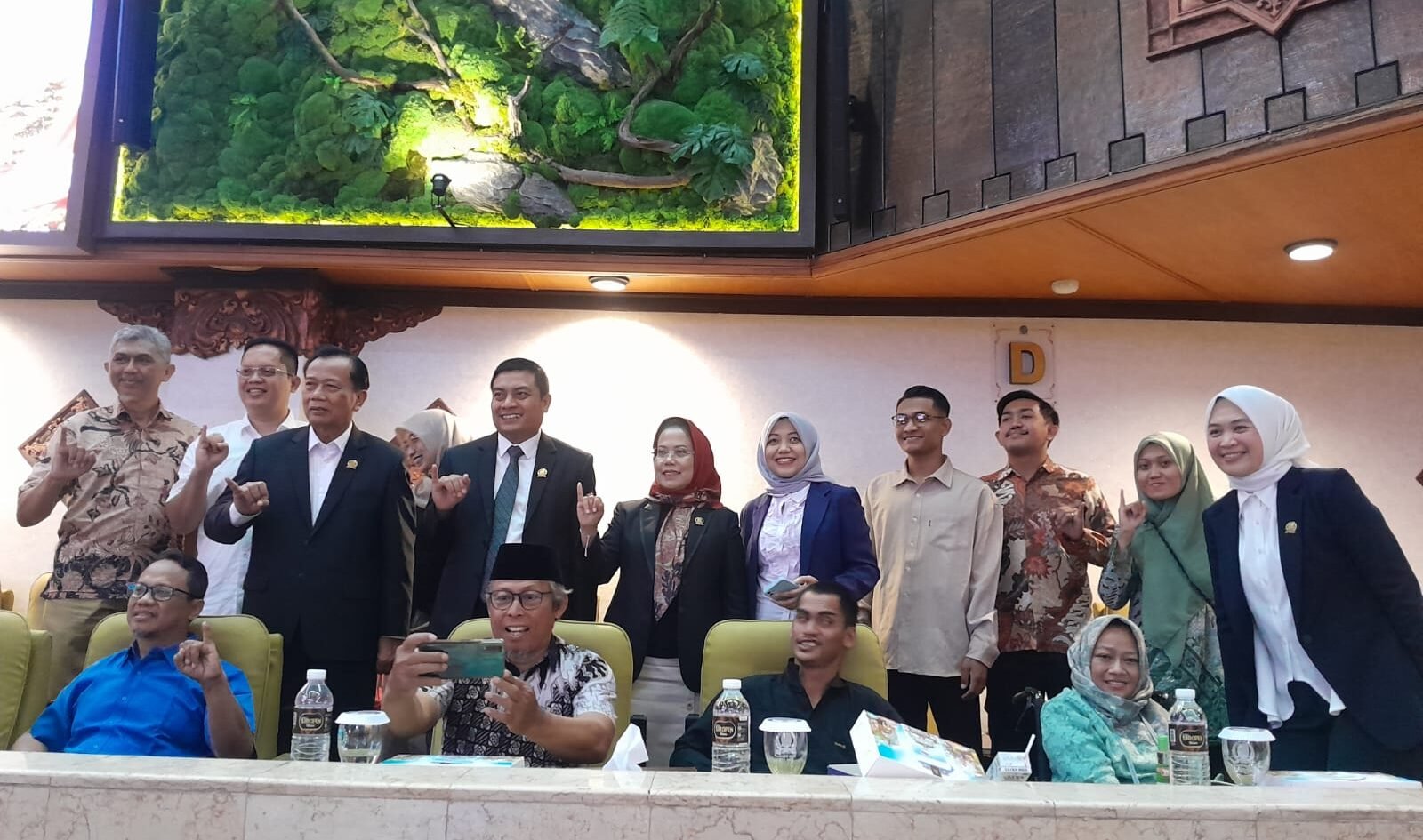 Kebersamaan Komisi E DPRD Jatim dan perwakilan disabilitas seusai rapat paripurna. Raperda Disabilitas Jatim kini selangkah lagi menjadi Perda, menjanjikan kuota kerja 2 persen ASN dan hak yang lebih adil.