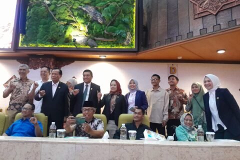 Kebersamaan Komisi E DPRD Jatim dan perwakilan disabilitas seusai rapat paripurna. Raperda Disabilitas Jatim kini selangkah lagi menjadi Perda, menjanjikan kuota kerja 2 persen ASN dan hak yang lebih adil.