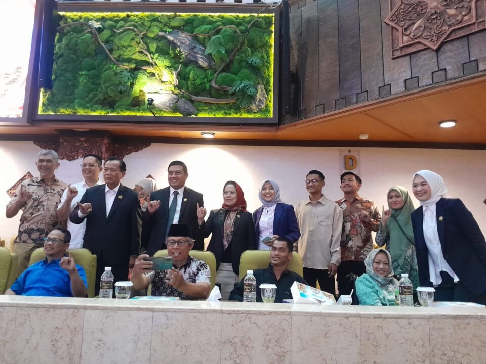Kebersamaan Komisi E DPRD Jatim dan perwakilan disabilitas seusai rapat paripurna. Raperda Disabilitas Jatim kini selangkah lagi menjadi Perda, menjanjikan kuota kerja 2 persen ASN dan hak yang lebih adil.