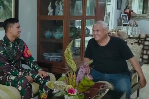 Suasana hangat dan penuh kekeluargaan saat Babinsa Kelurahan Bareng, Serda Putu, melaksanakan kegiatan komunikasi sosial (komsos) di salah satu rumah warga binaannya, Senin (31/08).