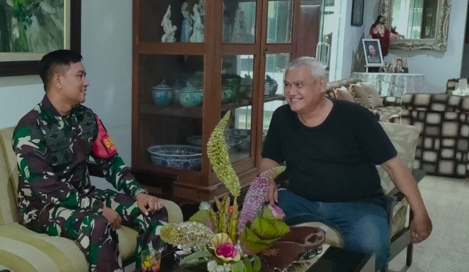 Suasana hangat dan penuh kekeluargaan saat Babinsa Kelurahan Bareng, Serda Putu, melaksanakan kegiatan komunikasi sosial (komsos) di salah satu rumah warga binaannya, Senin (31/08).