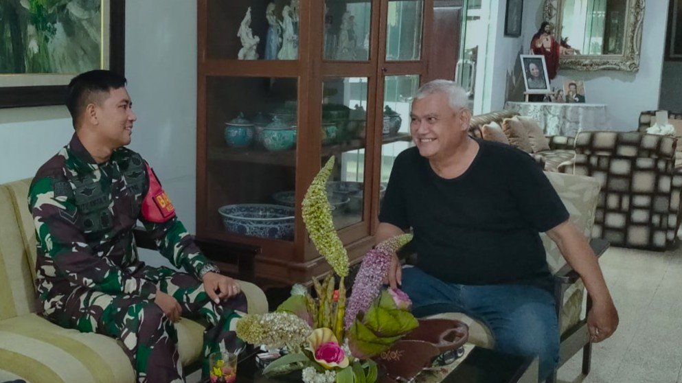 Suasana hangat dan penuh kekeluargaan saat Babinsa Kelurahan Bareng, Serda Putu, melaksanakan kegiatan komunikasi sosial (komsos) di salah satu rumah warga binaannya, Senin (31/08).