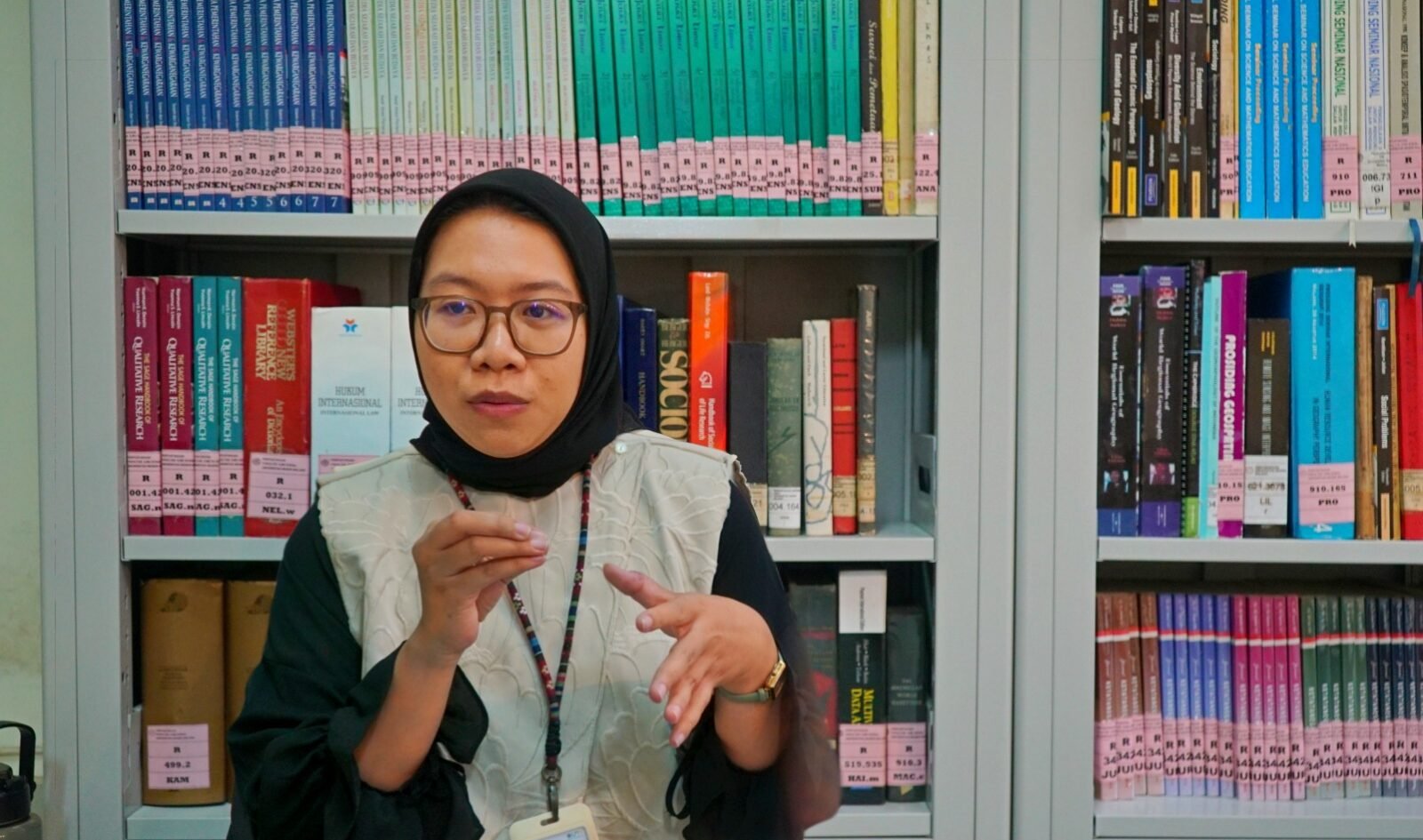 Melati Julia Rahma, S.P., M.Ling., Dosen Geografi Universitas Negeri Malang (UM), saat memaparkan pentingnya kesadaran kolektif dalam menjaga ekosistem hutan dan penerapan agroforestri kopi untuk mencegah alih fungsi lahan yang merusak lingkungan.