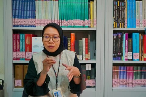 Melati Julia Rahma, S.P., M.Ling., Dosen Geografi Universitas Negeri Malang (UM), saat memaparkan pentingnya kesadaran kolektif dalam menjaga ekosistem hutan dan penerapan agroforestri kopi untuk mencegah alih fungsi lahan yang merusak lingkungan.