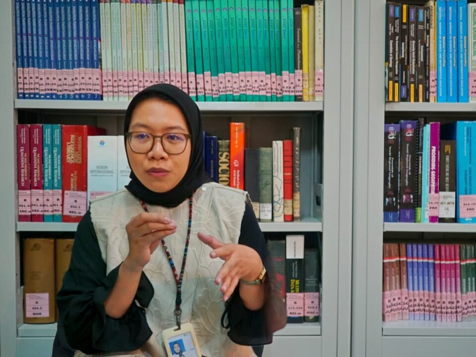 Melati Julia Rahma, S.P., M.Ling., Dosen Geografi Universitas Negeri Malang (UM), saat memaparkan pentingnya kesadaran kolektif dalam menjaga ekosistem hutan dan penerapan agroforestri kopi untuk mencegah alih fungsi lahan yang merusak lingkungan.
