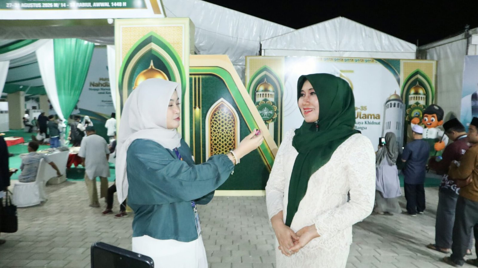 Momentum Muktamar ke-35 NU: Senator DPD RI Lia Istifhama (kanan) saat diwawancarai di sela-sela agenda Muktamar ke-35 NU di Ponpes Bahrul Ulum, Jombang
