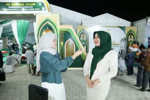 Momentum Muktamar ke-35 NU: Senator DPD RI Lia Istifhama (kanan) saat diwawancarai di sela-sela agenda Muktamar ke-35 NU di Ponpes Bahrul Ulum, Jombang