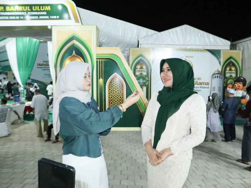 Momentum Muktamar ke-35 NU: Senator DPD RI Lia Istifhama (kanan) saat diwawancarai di sela-sela agenda Muktamar ke-35 NU di Ponpes Bahrul Ulum, Jombang