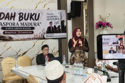 Anggota DPD RI Jatim, Dr. Hj. Lia Istifhama (Ning Lia), memaparkan pandangannya terkait resiliensi dan transformasi ekonomi masyarakat perantauan dalam agenda bedah buku Diaspora Madura di Bangkalan.