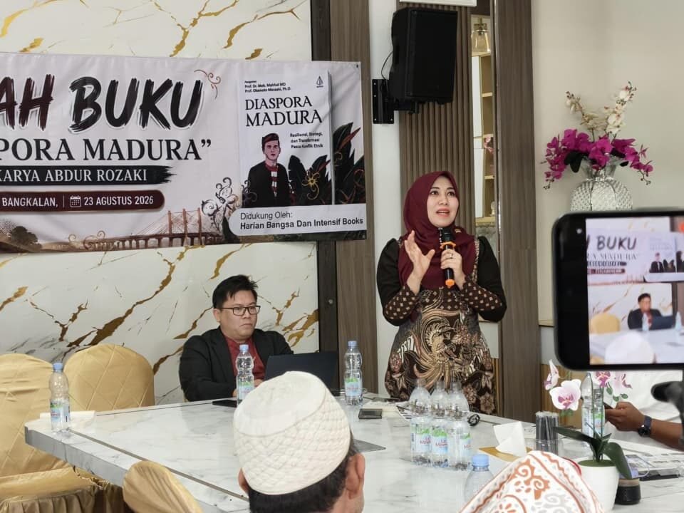 Anggota DPD RI Jatim, Dr. Hj. Lia Istifhama (Ning Lia), memaparkan pandangannya terkait resiliensi dan transformasi ekonomi masyarakat perantauan dalam agenda bedah buku Diaspora Madura di Bangkalan.