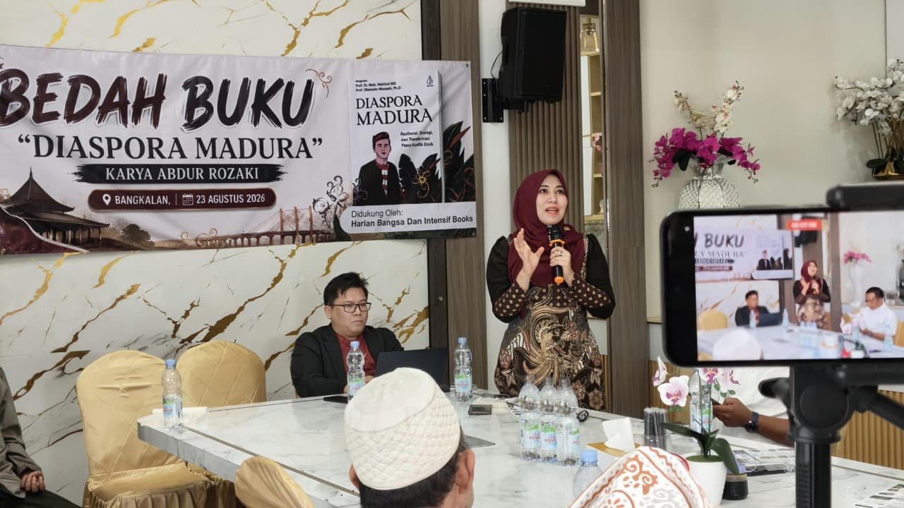 Anggota DPD RI Jatim, Dr. Hj. Lia Istifhama (Ning Lia), memaparkan pandangannya terkait resiliensi dan transformasi ekonomi masyarakat perantauan dalam agenda bedah buku Diaspora Madura di Bangkalan.