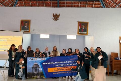 Tim MMD UB Kelompok 68 berfoto bersama usai memberikan materi sosialisasi pemberdayaan dan rebranding kemasan kepada masyarakat di Balai Desa Ringinanom.