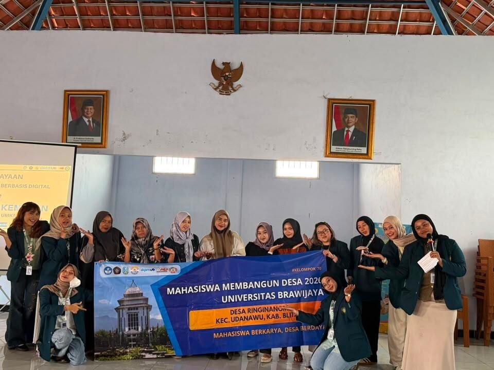 Tim MMD UB Kelompok 68 berfoto bersama usai memberikan materi sosialisasi pemberdayaan dan rebranding kemasan kepada masyarakat di Balai Desa Ringinanom.
