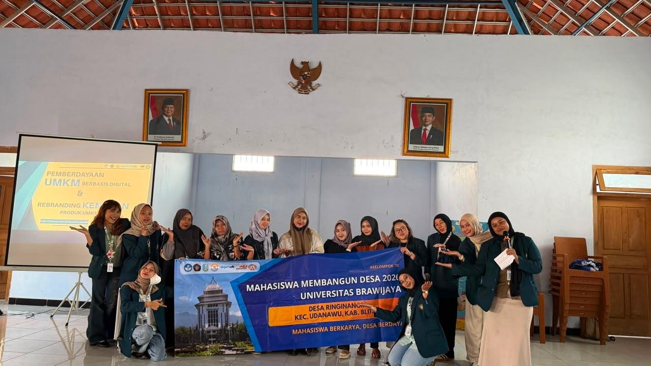 Tim MMD UB Kelompok 68 berfoto bersama usai memberikan materi sosialisasi pemberdayaan dan rebranding kemasan kepada masyarakat di Balai Desa Ringinanom.
