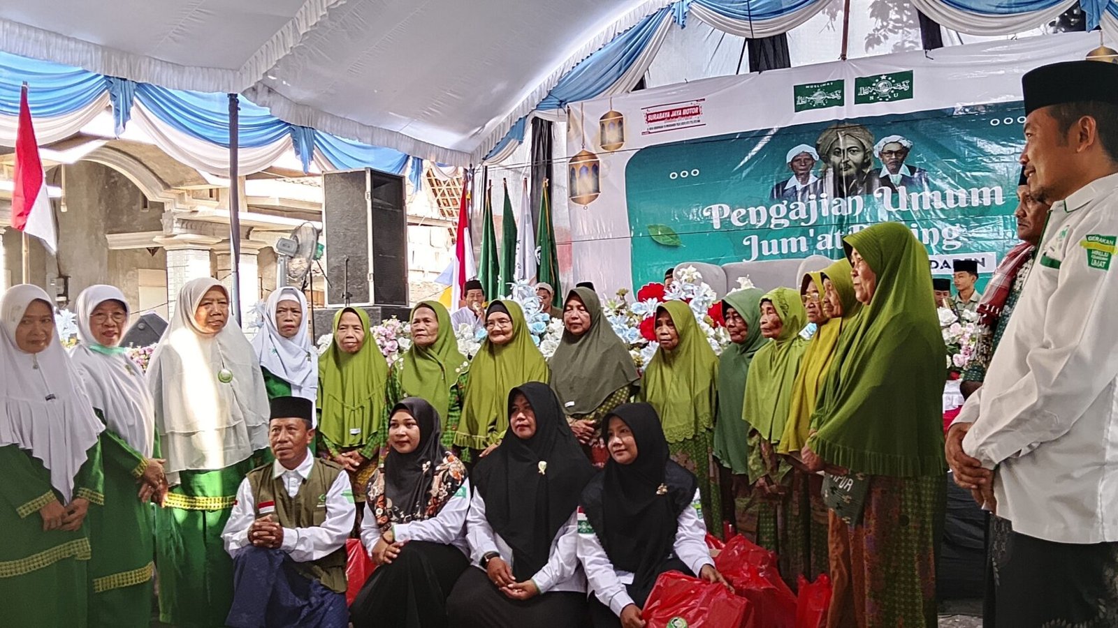 Dalam pengajian Jumat Pahing Muslimat NU Widodaren Ngawi, jajaran NU-Care Ranting Sidolaju beri 10 paket sembako kepada mustahik dhuafa, dari Gerakan Sedekah Rosok (GSR) di desa Sidolaju (28/8/2026)./dok.QONY