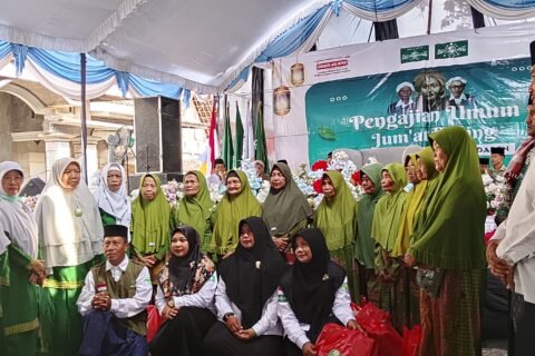 Dalam pengajian Jumat Pahing Muslimat NU Widodaren Ngawi, jajaran NU-Care Ranting Sidolaju beri 10 paket sembako kepada mustahik dhuafa, dari Gerakan Sedekah Rosok (GSR) di desa Sidolaju (28/8/2026)./dok.QONY