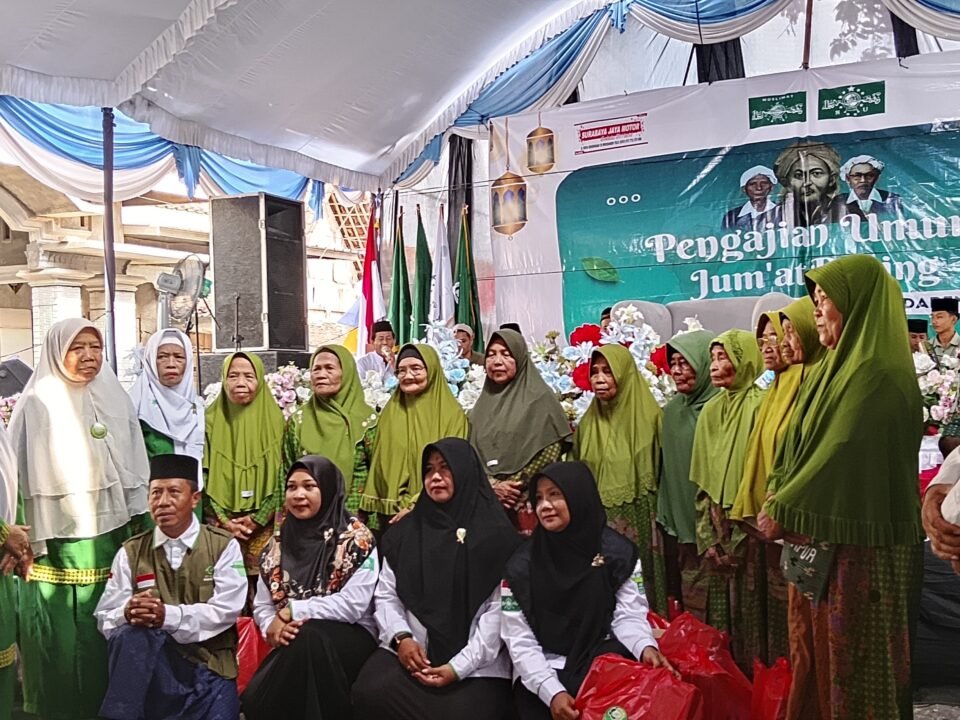 Dalam pengajian Jumat Pahing Muslimat NU Widodaren Ngawi, jajaran NU-Care Ranting Sidolaju beri 10 paket sembako kepada mustahik dhuafa, dari Gerakan Sedekah Rosok (GSR) di desa Sidolaju (28/8/2026)./dok.QONY