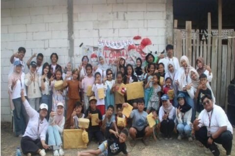 Mahasiswa Kuliah Kerja Nyata (KKN) Berdampak Kelompok 145 Universitas Muhammadiyah Malang (UMM) berfoto dengan warga lokal usai menggelar festival pesta rakyat.