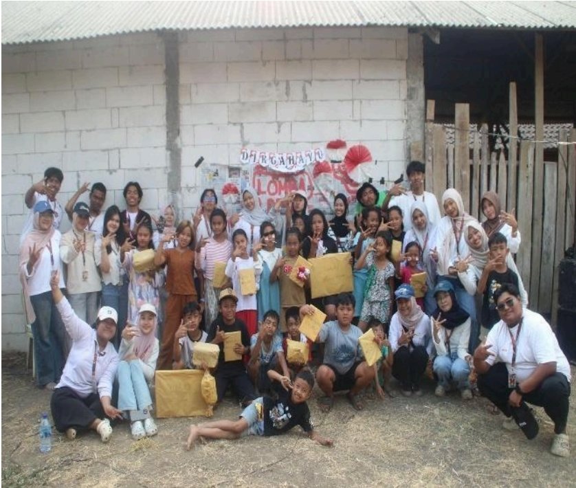 Mahasiswa Kuliah Kerja Nyata (KKN) Berdampak Kelompok 145 Universitas Muhammadiyah Malang (UMM) berfoto dengan warga lokal usai menggelar festival pesta rakyat.