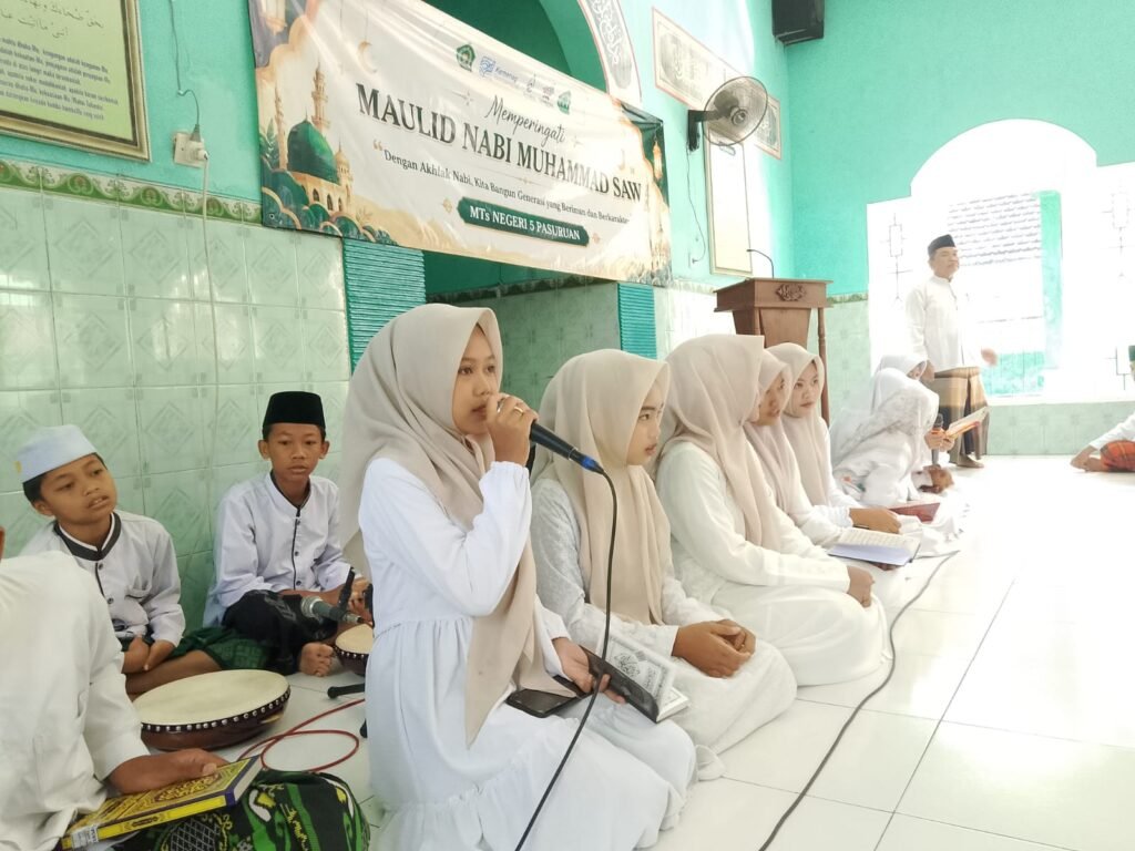 MTsN 5 Pasuruan menggelar peringatan Maulid Nabi Muhammad SAW di Masjid MTsN 5 Pasuruan, Ahad (23/8/2026).